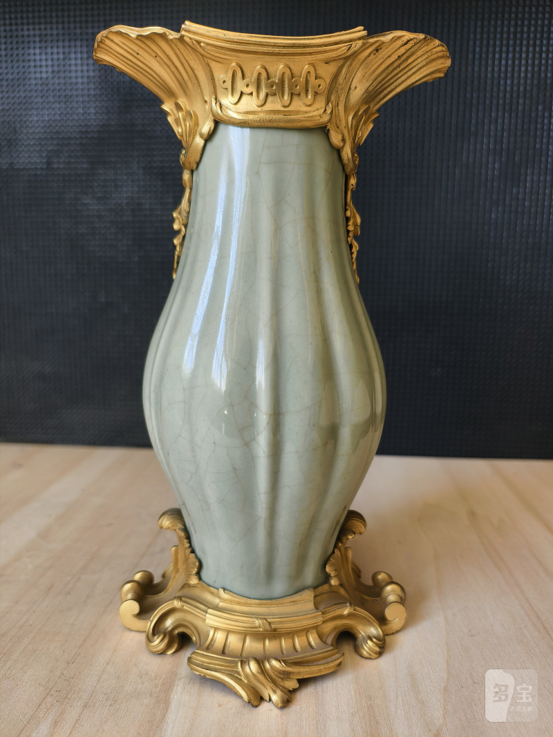 A ribbed porcelain celadon vase in a fine ormolu mount - 图14